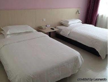 Super 8 Hotel Chaoyang Railway Station Екстер'єр фото